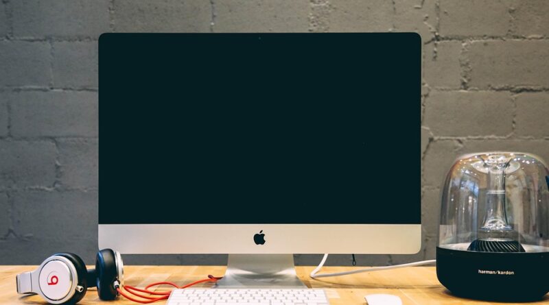 Finger zeigt auf Windows 11