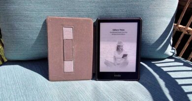 Kindle case with built-in hand strap hero