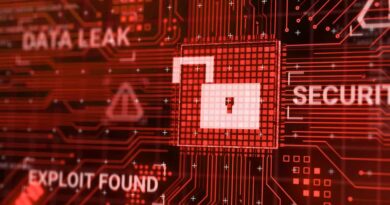 Hacker attackieren Computer-Hardware-Mikrochip während der Verarbeitung von Daten über das Internet-Netzwerk