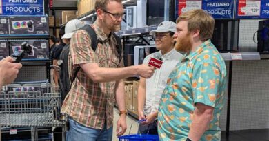 PCWorld's Adam Patrick Murray interviewing a customer at Micro Center in Santa Clara, CA