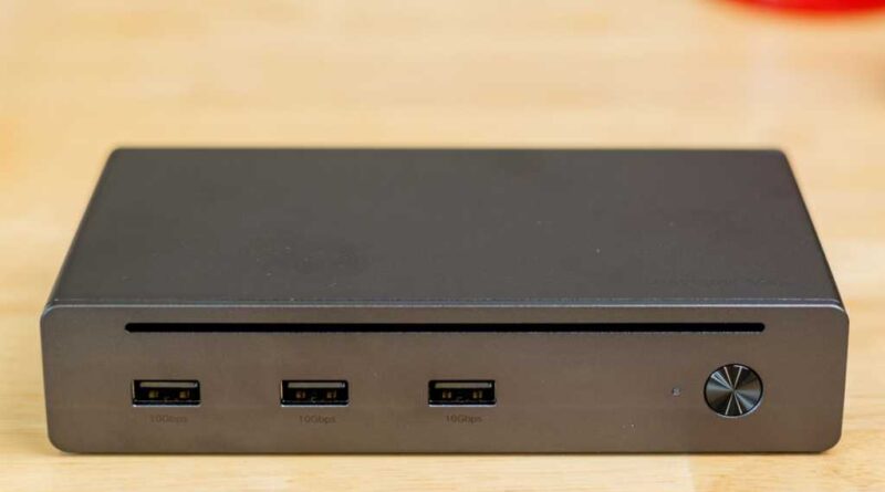 Ugreen Revodok Max 208 Thunderbolt 4 dock front
