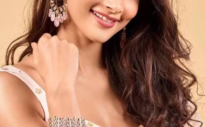 Pooja Hegde to romance Dulquer on Tollywood return