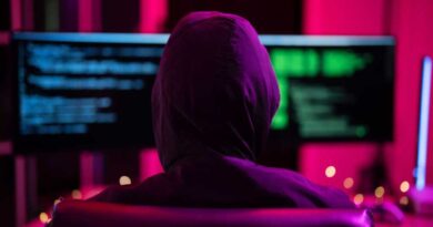 Hacker vor Computer