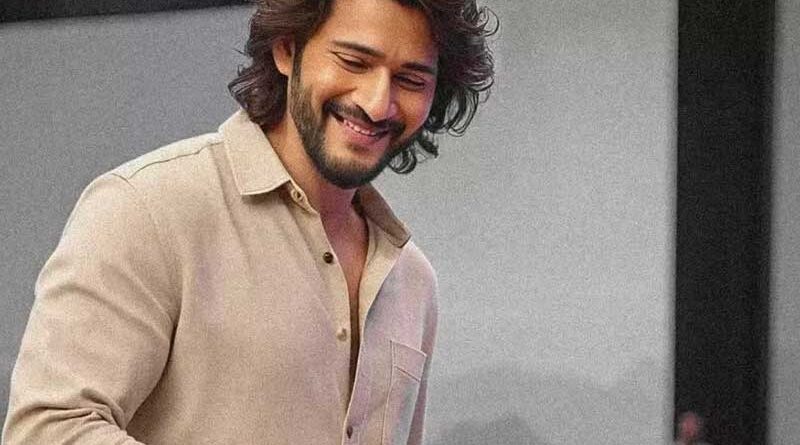 Mahesh Babu Goes Through All Birthday Wishes For Him