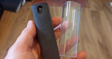 EVEO 2-in-1 Screen Cleaner Spray and Wipe in hand