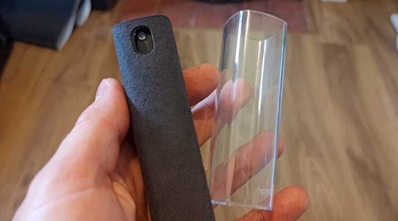 EVEO 2-in-1 Screen Cleaner Spray and Wipe in hand