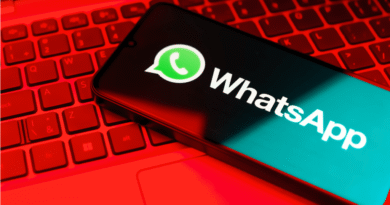 Whatsapp Smartphone auf Tastatur