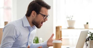 PC-Benutzer blickt wütend auf sein Notebook