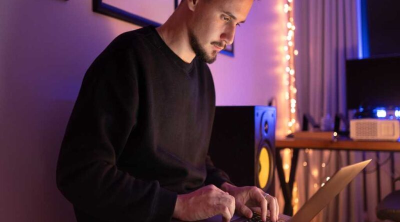 Microsoft Windows 11 Pro + The Essential Windows 11 Pro Course