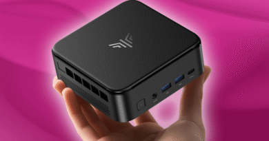 Kamrui Mini PC in hand