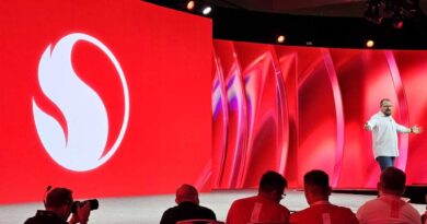 Qualcomm CEO Cristiano Amon and Snapdragon symbol