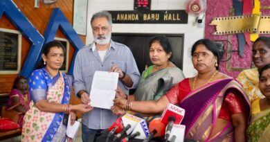 Women groups protest against Prabhutva Sarai Dukanam