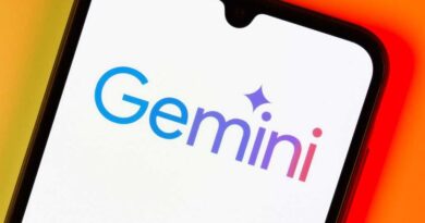 Smartphone auf der Oberfläche mit Google Gemini Logo