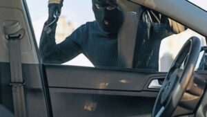 Autodieb mit Maske knackt Auto