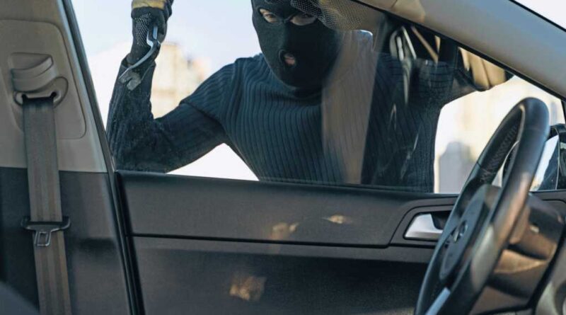 Autodieb mit Maske knackt Auto