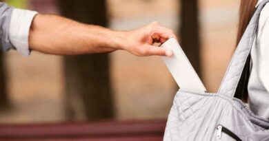 Mann stiehlt Frau Handy aus Handtasche