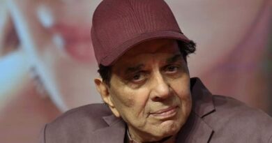 Dharmendra passes away, celebrities condolece