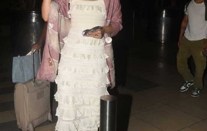 Kriti Sanon surprises in economy class