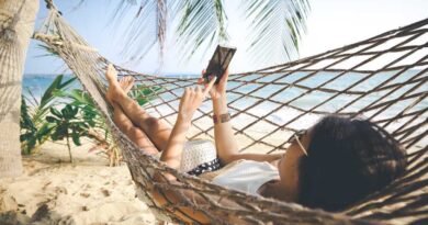 esim phone hammock shutterstock 1104305831 Peera stockfoto