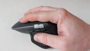 Logitech MX Master 4 i handen