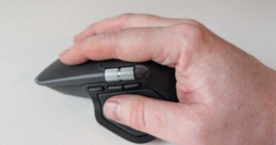 Logitech MX Master 4 i handen