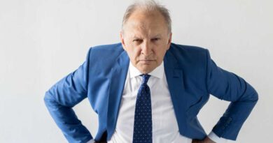 Chef/Boss, mit Kravatte und Anzug, der grimmig dreinschaut