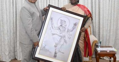 Brahmanandam Presented His Pencil Art To President Draupadi Murmu