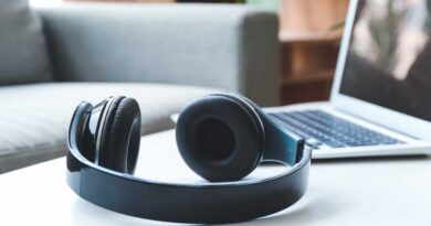 Kopfhörer vor einem Notebook auf einem Tisch