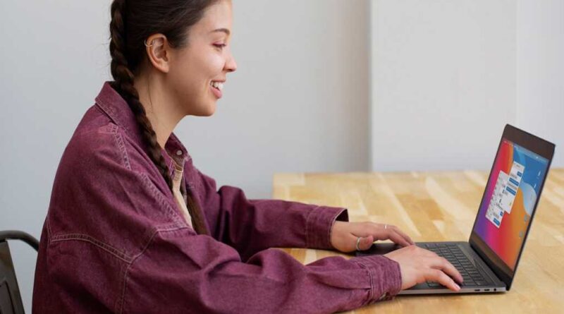 Microsoft Windows 11 Pro + The Essential Windows 11 Pro Course