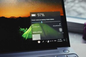 Windows laptop battery health and remaining battery life percentage