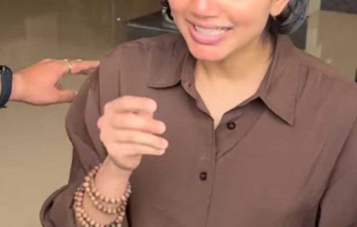 Sai Pallavi gets mobbed at Kochi airport