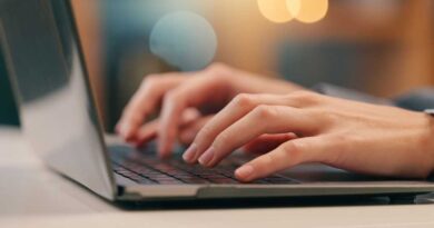 Eine Nahaufnahme eines Laptops/Notebooks, auf dem zwei Hände etwas tippen