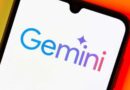 Smartphone auf der Oberfläche mit Google Gemini Logo