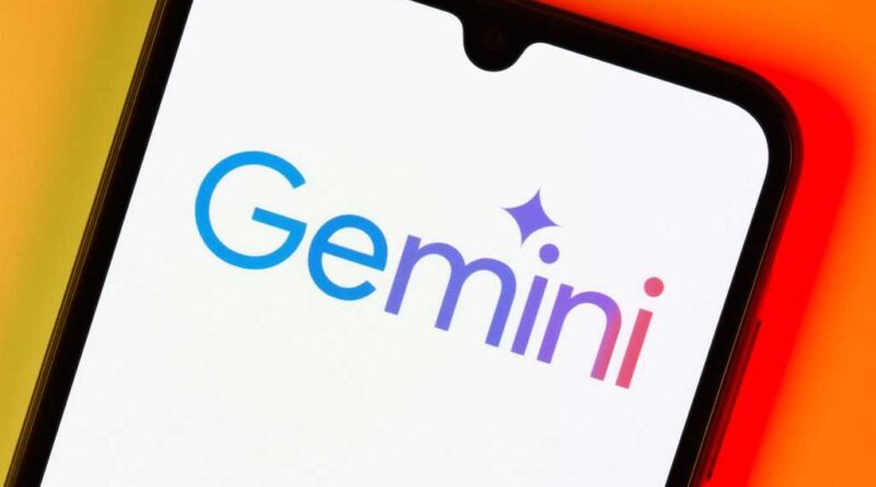 Smartphone auf der Oberfläche mit Google Gemini Logo
