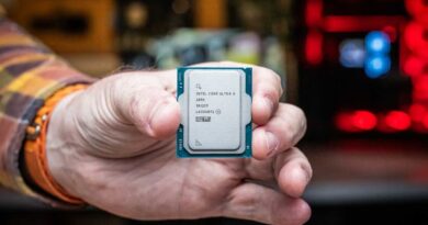 Intel Arrow Lake 285K held by a hand