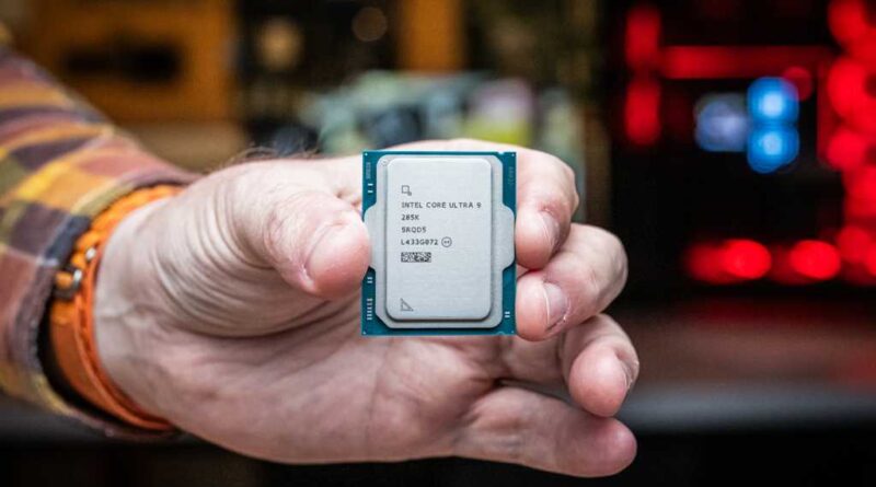 Intel Arrow Lake 285K held by a hand