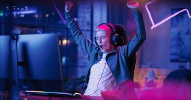 Gamerin jubelt vor Monitor.