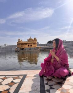 Hansika visits Golden Temple | cinejosh.com