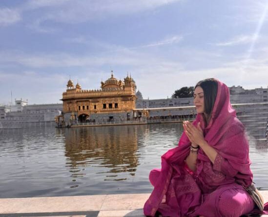 Hansika visits Golden Temple | cinejosh.com