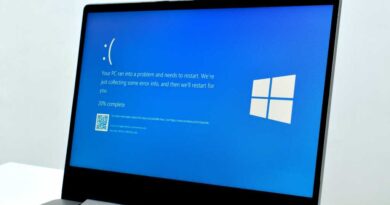 Windows 11 blue screen crash error on laptop screen