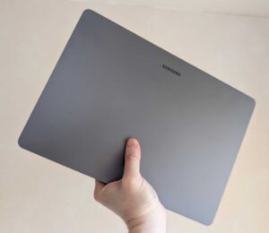 Samsung Galaxy Book6 Pro 14 i handen