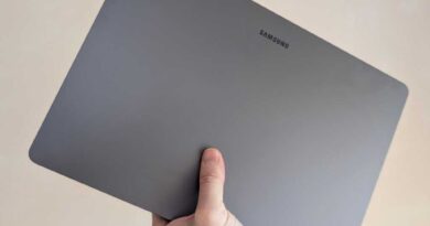 Samsung Galaxy Book6 Pro 14 i handen