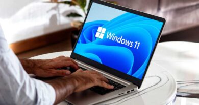 Windows 11 Startbildschirm auf Laptop Windows 11 Logo