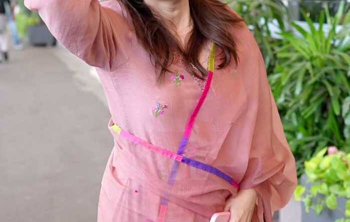 Kareena skips long queues at Airport - Attracts wrath