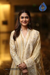 Mrunal Thakur talks of High Benchmark