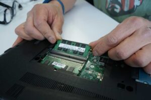 Acer Aspire E15 installing RAM at an angle