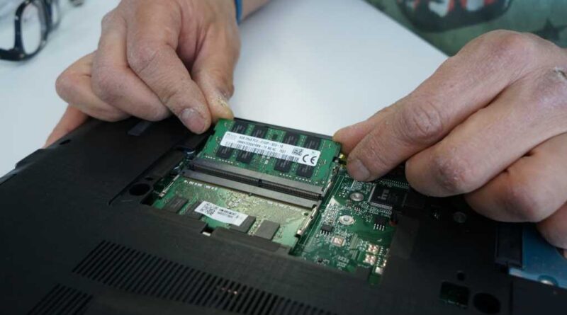Acer Aspire E15 installing RAM at an angle