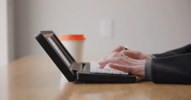 ZeroWriter Fold promotional image: laptop-style from the side