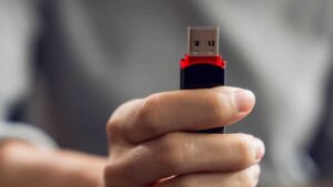 USB-Stick in der Hand einer Frau