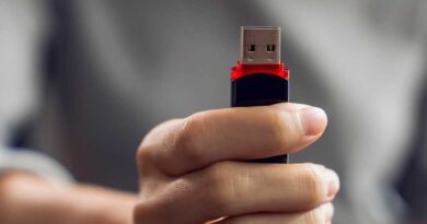 USB-Stick in der Hand einer Frau